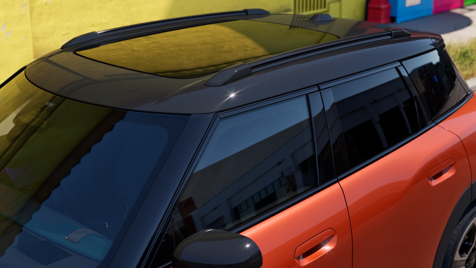 MINI Aceman 100% eléctrico - espacio y versatilidad - playa